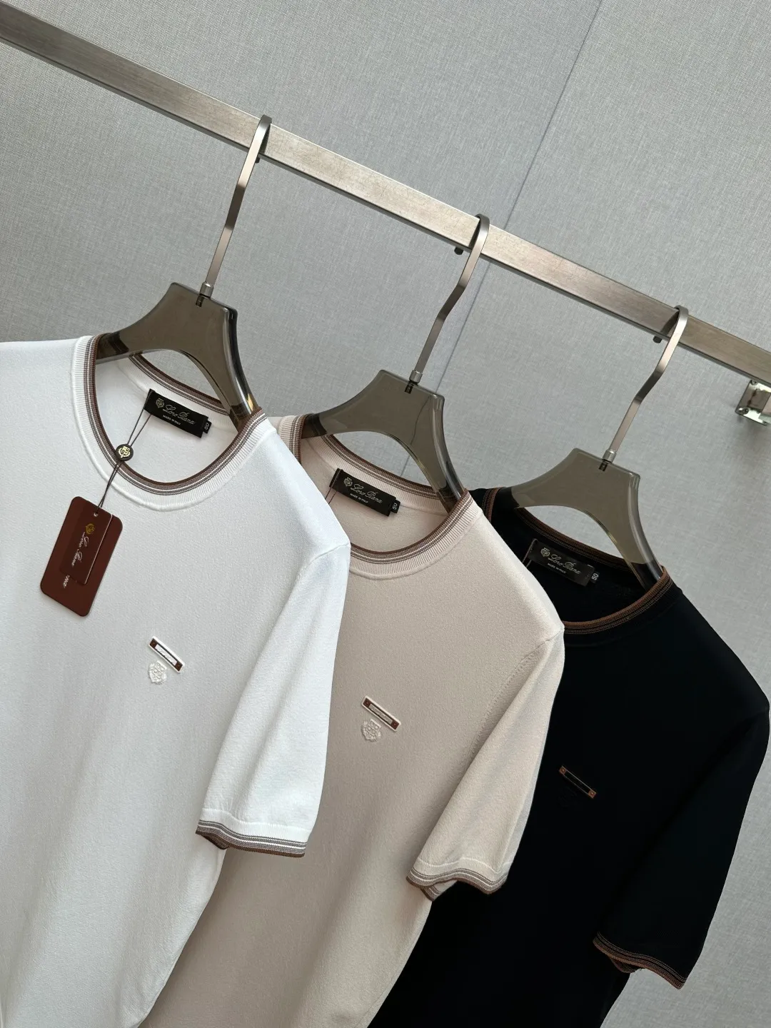 LP top quality 2026 new short sleeves! Original custom fabric, soft to the touch. Top imported private goods, fashionable design and trendy short sleeves, without losing luxury. There is no doubt about the quality. The upper body effect is awesome, luxury official website Same Style! Size: M-3XL
